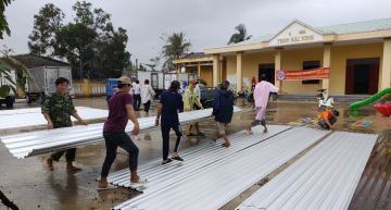 Quảng Ngãi: Nhiều Lãnh đạo thị sát kết hợp hỗ trợ bà con nghèo khắc phục hậu quả bão lũ ở vùng tâm Bão số 9.