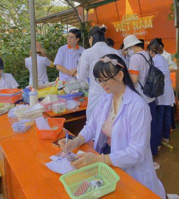 Tiếng Gọi Quê Hương: DS Quỳnh Trâm Cùng CLB Tình Nguyện TP.HCM Mang Ánh Sáng Y Tế Về Sơn Điền