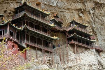 Bí ẩn về ngôi chùa 1500 năm tuổi nằm chênh vênh giữa hẻm núi dựng đứng